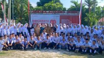 Wali Kota Jambi, Dr. dr. H. Maulana, M.K.M, usai menyerahkan bantuan sepatu kepada siswa Sekolah Rakyat Menengah Atas (SRMA) 5 di Sentra Alyatama