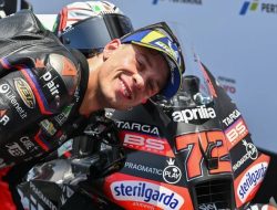 Pembalap Aprilia Racing, Marco Bezzecchi, setelah mencetak pole position MotoGP Indonesia 2025 di Sirkuit Mandalika, Lombok, Nusa Tenggara Barat