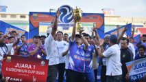 Walikota Jambi Dr.dr.H.Maulana,MKM saat mengangkat trofi kemenangan Tim FC Koja pada Final Gubernur Cup 2026 di Stadion Swarnabhumi pada Minggu,(25/1/2026). [TanyaFakta.co/Ist]