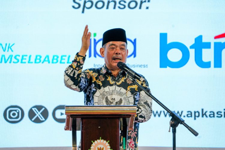 Ketua Umum APKASI yang juga merupakan Bupati Lahat, Bursah Zarnubi saat memberikan sambutan pada Rakernas VI APKASI di Batam pada Minggu, (18/1/2026). [TanyaFakta.co/Ist]