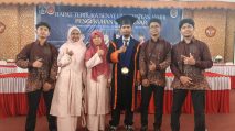 Prof. Dr. Kuswanto, S.Pd., M.Si. bersama keluarga usai dikukuhkan sebagai Guru Besar di Universitas Jambi. [Dok. Universitas Jambi]