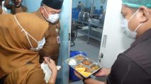 Sekda Kabupaten Muaro Jambi saat meninjau SPPG [TanyaFakta.co/Diskominfo]