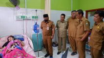 Sekda Muaro Jambi saat jenguk pasien korban dugaan keracunan MBG di RSUD Ahmad Aripin, [TanyaFakta.co/ Diskominfo]