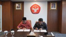 Penandatanganan MoU oleh Rektor UNJA dan Rektor UIN STS Jambi. [TanyaFakta.co/Ist]