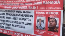 Spanduk unjuk rasa KABM yang menyorot Kadis PUPR dan Kadis Pariwisata Kota Jambi. [Dok.Ados]