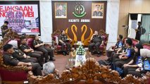 Inspektur Keuangan I pada Jaksa Agung Muda Bidang Pengawasan (Jamwas), Dr. Budi Hartawan Panjaitan bersama Kajati Jambi saat inspeksi Khusus. [Dok.Penkum Kejati Jambi]