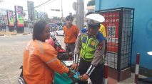 Polantas Polresta Jambi saat edukasi keselamatan berkendara kepada para pengguna jalan [TanyaFakta.co/Ist