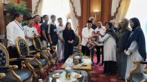 Gubernur Provinsi Jambi Al Haris saat bertemu orangtua atlet yang akan diumrohkan. [TanyaFakta.co/Diskominfo Prov. Jambi]