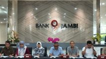 Direktur Utama Bank 9 Jambi Khairul Suhairi bersama jajaran. [Dok.Ist]