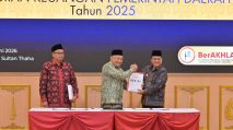 Kepala BPK RI Perwakilan Provinsi Jambi, Muhamad Toha Arafat, memberikan dokumen LHP BPK RI kepada Wali Kota Jambi, Maulana, didampingi Ketua DPRD Kota Jambi, Kemas Faried Alfarelly. {Dok.Istimewa]